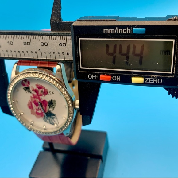 WHITE HOUSE BLACK MARKET Women’s Fashion Watch Crystal Bezel Japan Movt Working - Picture 7 of 16